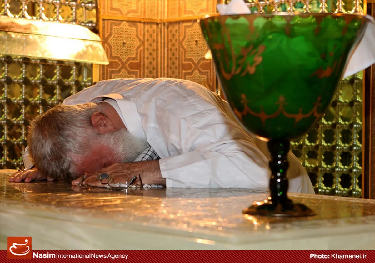 فیلم:: غبارروبی مضجع مطهر حضرت امام رضا(ع) با حضور رهبر معظم انقلاب