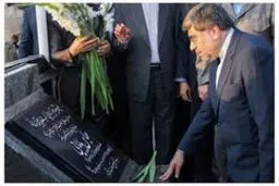 وزیر ارشاد به مقام شهدای استان قزوین ادای احترام کرد