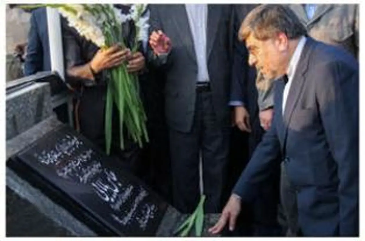 وزیر ارشاد به مقام شهدای استان قزوین ادای احترام کرد