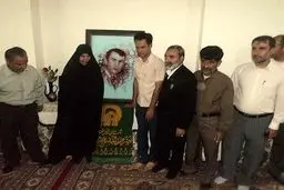 خادمان امام رضا(ع) با خانواده شهدای مدافع حریم ولایت دیدار کردند