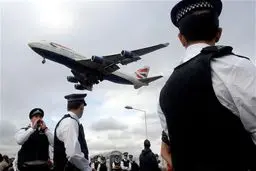 مقامات امنیتی فرودگاهی در لندن در پی مشاهده بسته مشکوک فرودگاه را تخلیه کردند