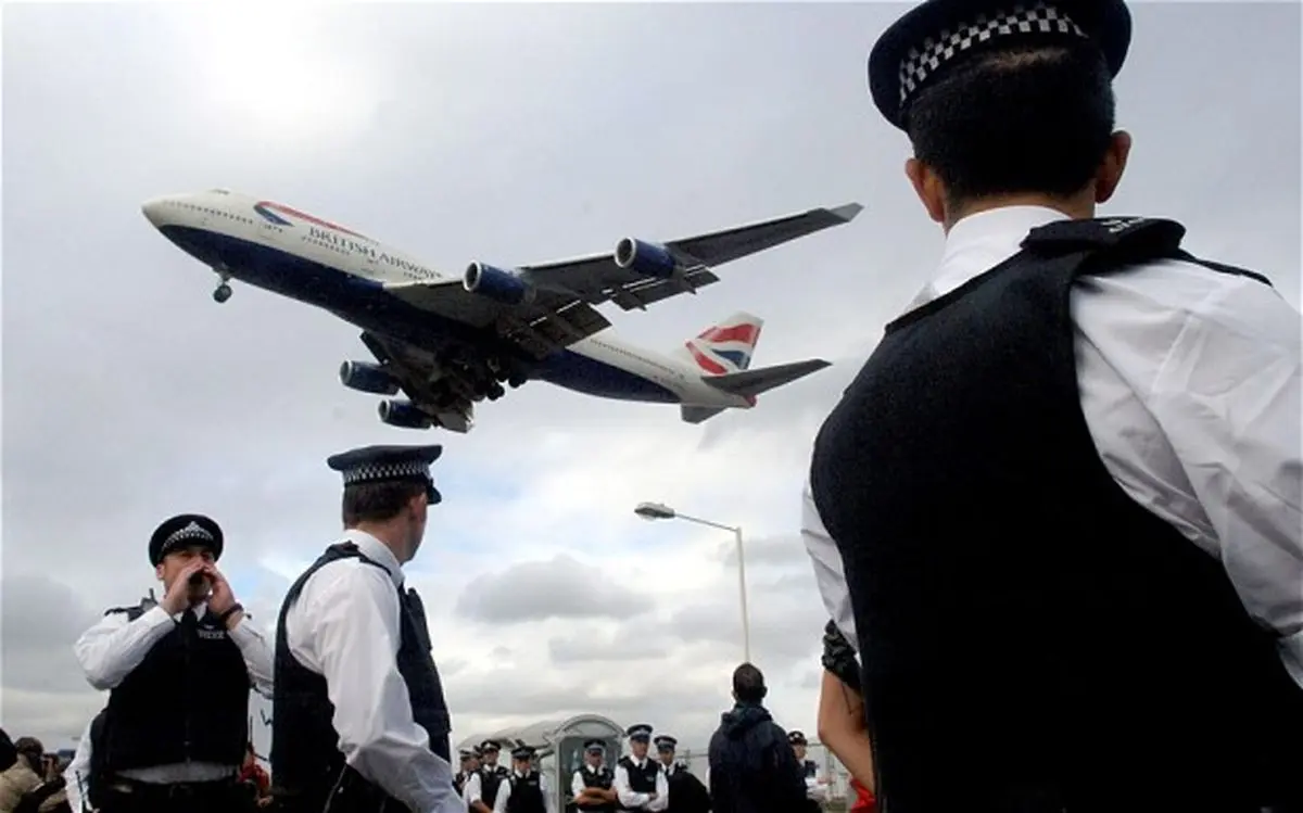 مقامات امنیتی فرودگاهی در لندن در پی مشاهده بسته مشکوک فرودگاه را تخلیه کردند