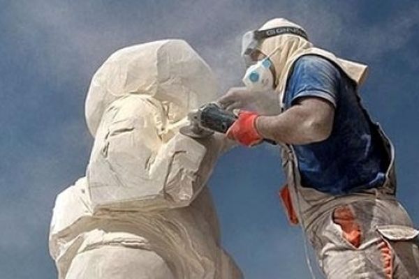 مجسمه‌سازان در برج میلاد به هنرنمایی می‌پردازند
