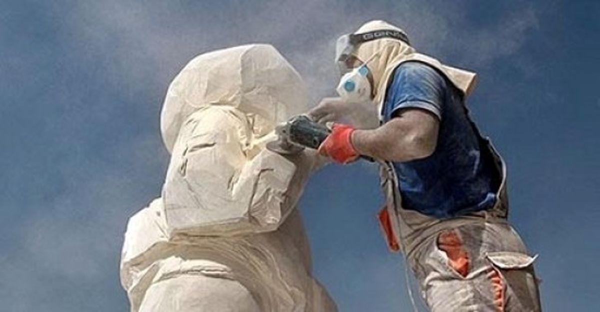 مجسمه‌سازان در برج میلاد به هنرنمایی می‌پردازند