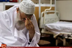 عکس خبری:: رهبر معظم انقلاب در حال اقامه نماز در بیمارستان