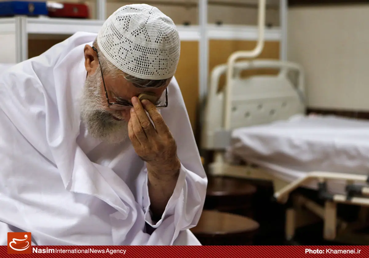 عکس خبری:: رهبر معظم انقلاب در حال اقامه نماز در بیمارستان