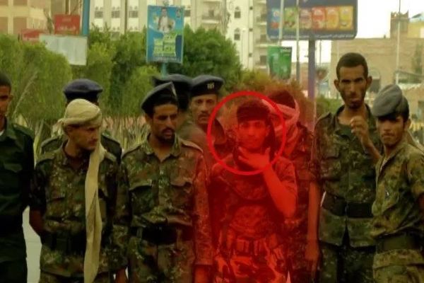 یک عضو نیروهای امنیتی یمن، معترضان دولتی را به 