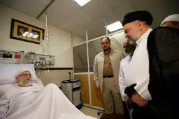 نماینده آیت‌الله سیستانی از رهبر انقلاب عیادت کرد