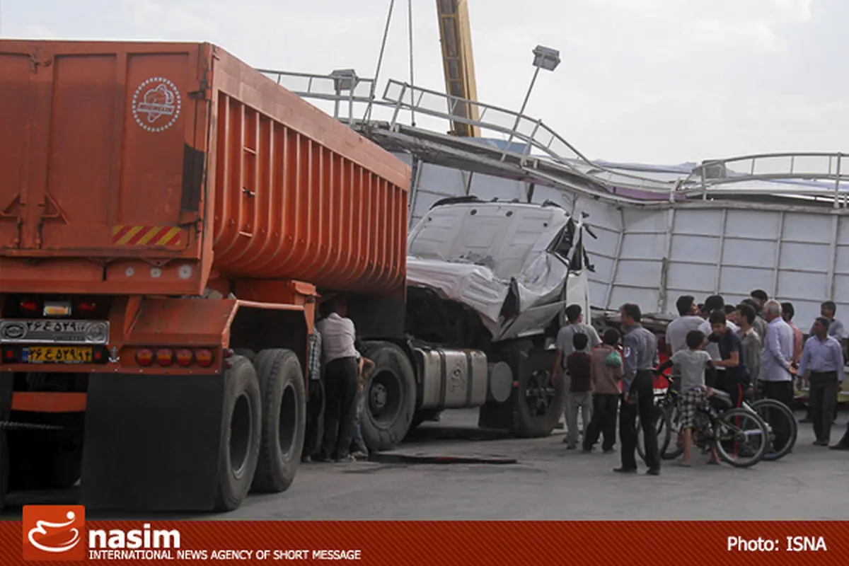 سقوط پل عابر پیاده در بزرگراه آزادگان تلفاتی به همراه نداشته است