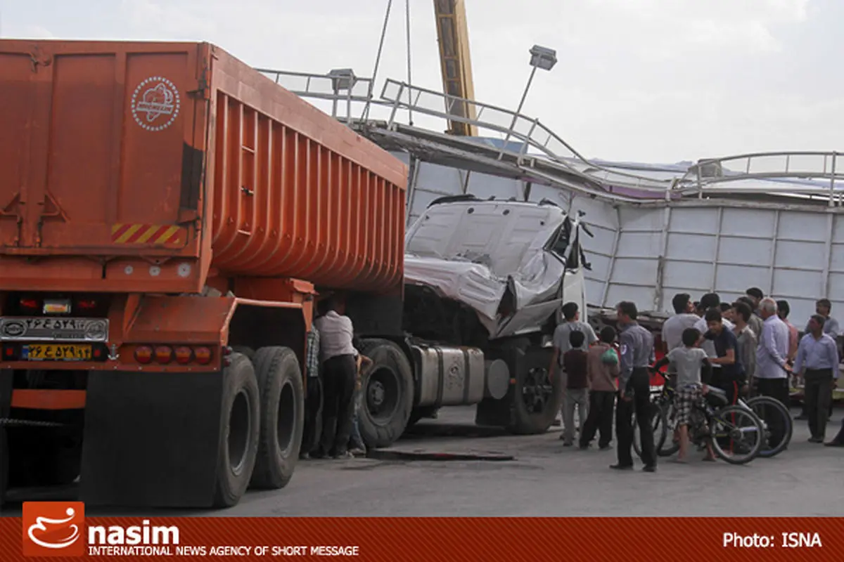 سقوط پل عابر پیاده در بزرگراه آزادگان تلفاتی به همراه نداشته است