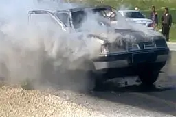 یک پژو آردی در بزرگراه یادگار امام در آتش سوخت