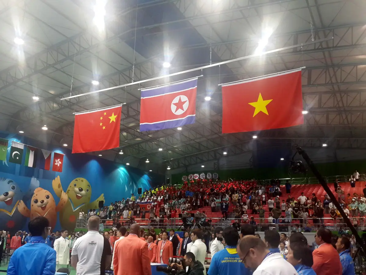 علی مرادی مدال‌های دسته ۵۶ کیلوگرم وزنه برداری را اهدا کرد