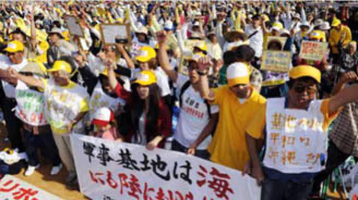 صدها ژاپنی معترض به ساخت پایگاه هوایی جدید آمریکا در این کشور تظاهرات کردند
