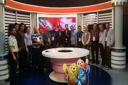 خبرنگاران ایرانی در محل بازی کودکان نماز خواندند