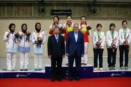 جوایز قهرمانان پای سکو به آنها پرداخت می‌شود