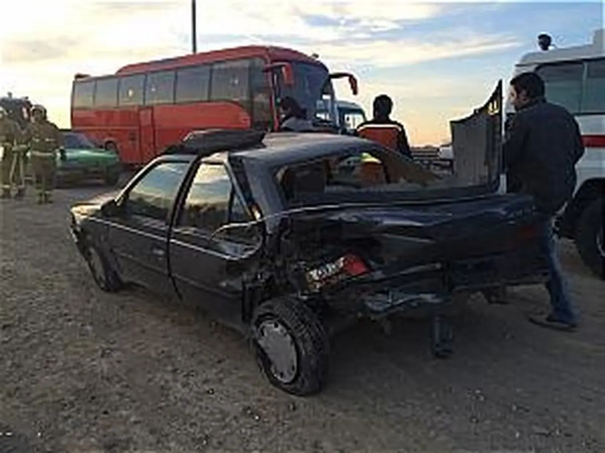 برخورد پژو ۴۰۵ با یک دستگاه کامیون دو کشته و چهار مصدوم برجای گذاشت