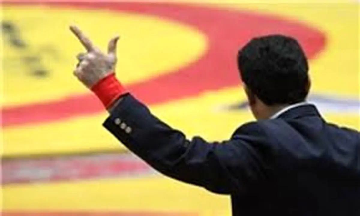 دو داور ایرانی مسابقات کشتی را قضاوت می‌کنند