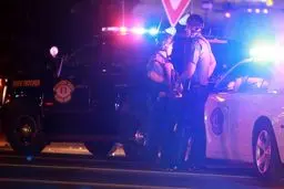 یک افسر پلیس در تظاهرات ضد نژادپرستی فرگوسن زخمی شد