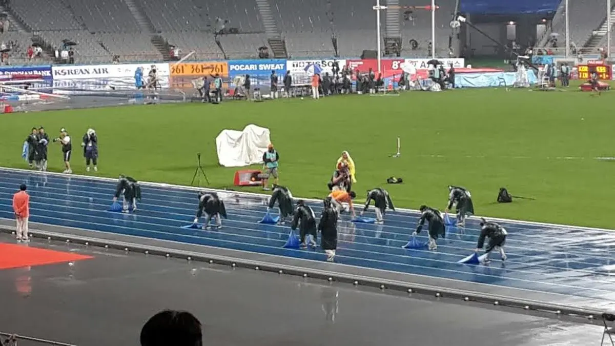 عکس خبری:: خشک کردن پیست دو‌ و میدانی پیش از برگزاری مسابقات دو ۱۰۰ متر زنان و مردان