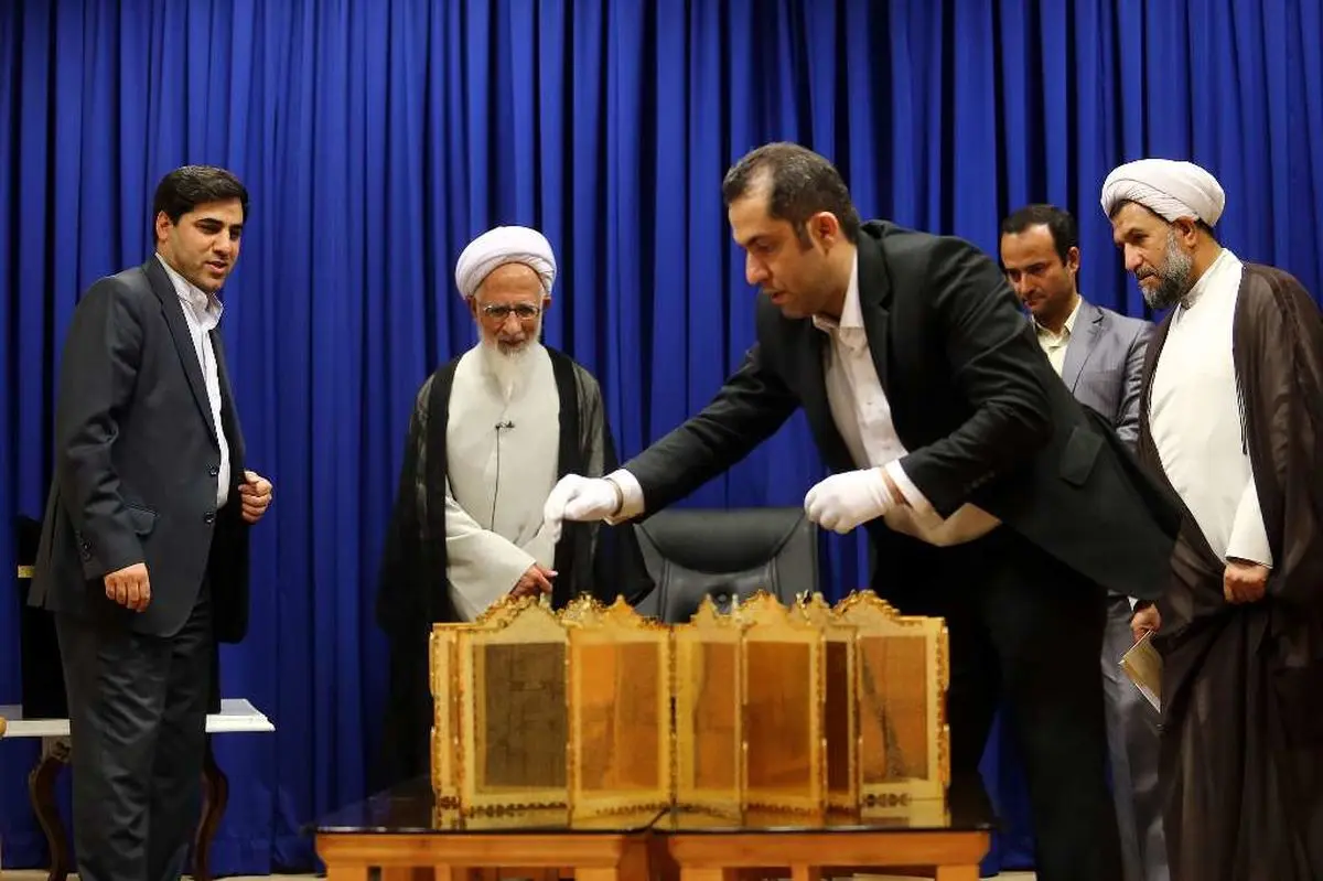 نخستین قرآن مطلای مرقع جهان رونمایی شد