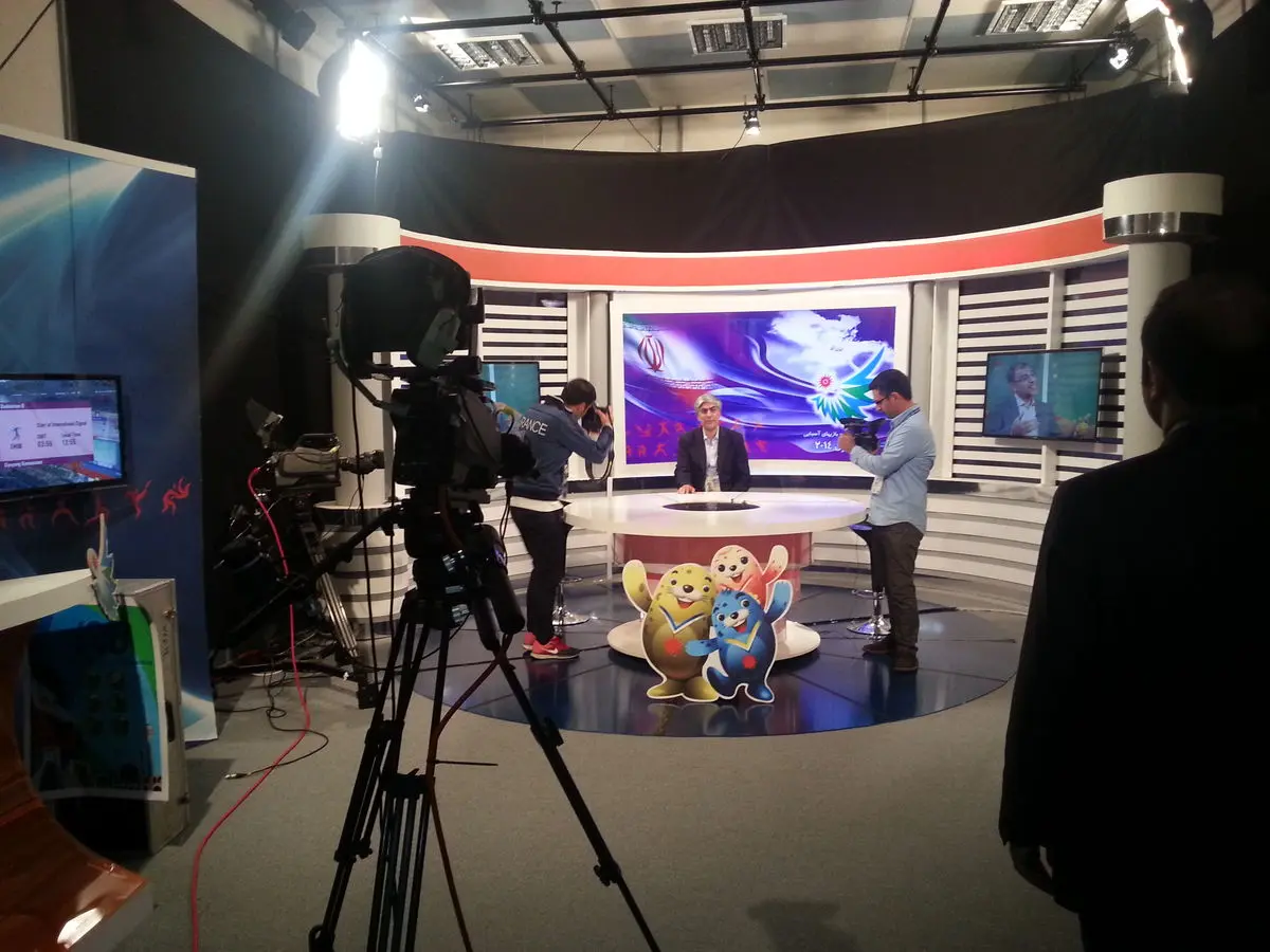 کیومرث  هاشمی از مرکز رسانه‌ای و استودیوی صدا و سیمای ایران در اینچئون بازدید کرد