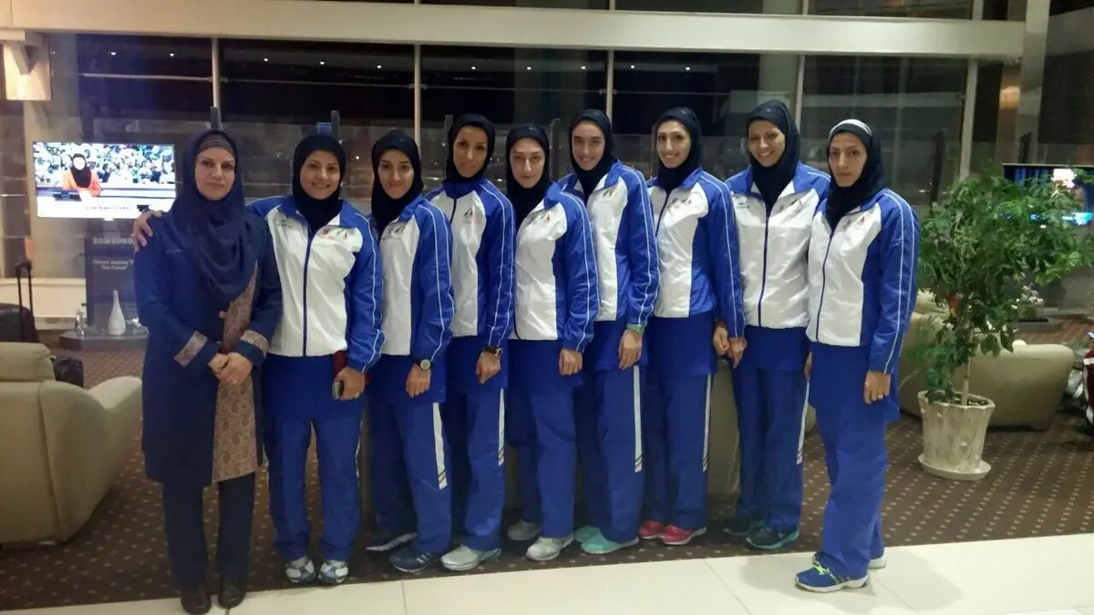 ملی‌پوشان تکواندو بانوان برای تماشای مسابقه هندبال در سالن حضور دارند