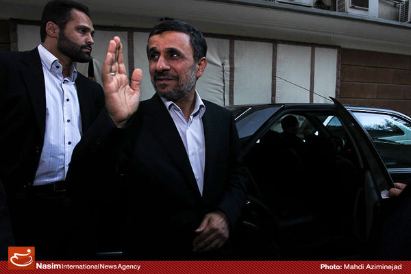 احمدی‌نژاد در پاسخ به سوالات خبرنگاران سکوت کرد