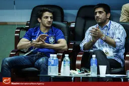 علیرضا دبیر، جوایز وزن ۷۴ کیلوگرم کشتی را توزیع کرد