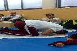 عکس خبری:: نماز خواندن مهدی علیاری پیش از دیدار فینال