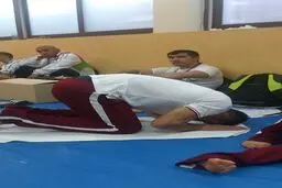 عکس خبری:: نماز خواندن مهدی علیاری پیش از دیدار فینال