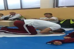 عکس خبری:: نماز خواندن مهدی علیاری پیش از دیدار فینال