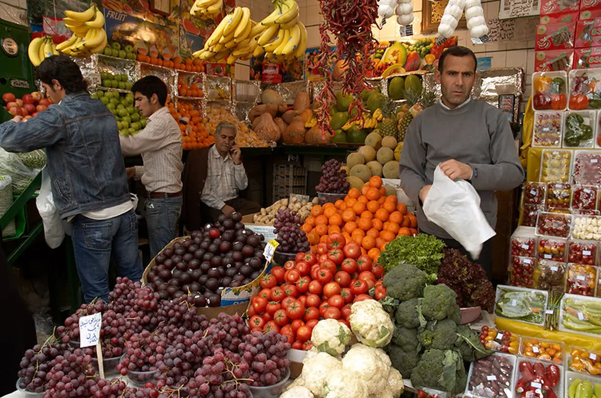 رئیس اتحادیه فروشندگان میوه و سبزی تهران: افزایش قیمت میوه به دلیل کاهش تولید است