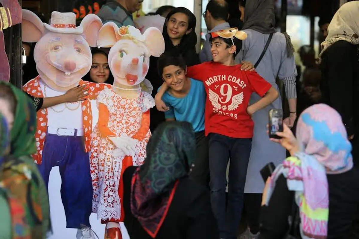 کودکان کار به تماشای "شهرموش‌ها۲" می‌نشینند