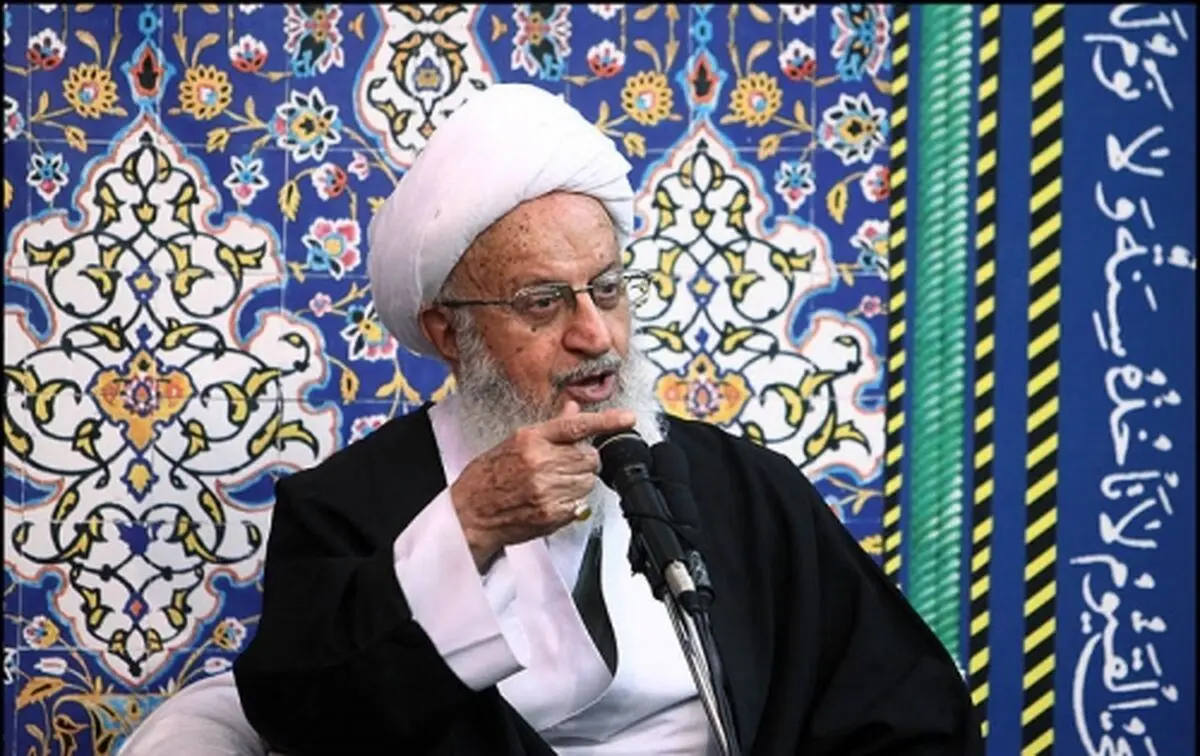 آیت‌الله مکارم شیرازی: روحیه ایثار و شهادت در جامعه تقویت شود
