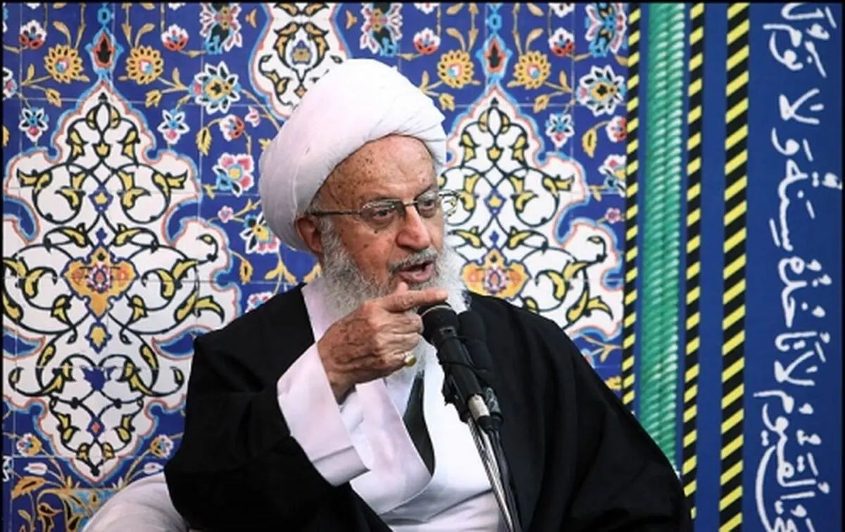 آیت‌الله مکارم شیرازی: روحیه ایثار و شهادت در جامعه تقویت شود