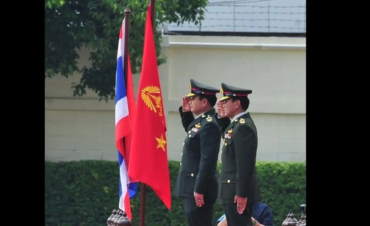 نخست‌وزیر تایلند که همزمان فرمانده ارتش بود، از سمت نظامی خود استعفا داد