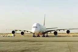 هواپیمای پهن پیکر 'ایرباس ای۳۸۰' امارات در فرودگاه بین‌‌المللی امام به زمین نشست