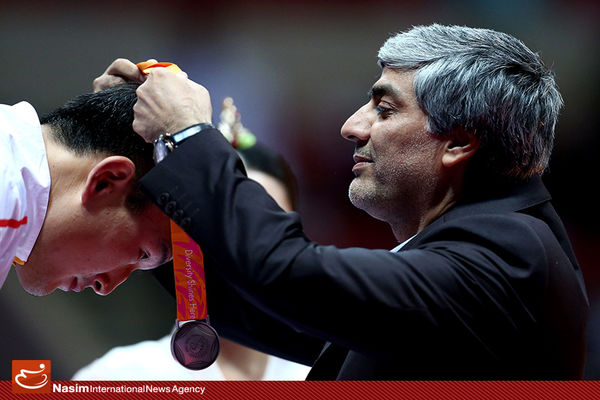 کیومرث هاشمی مدال طلای خدابخشی را اهدا کرد