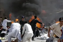 انفجار در مسیر یک ون در پیشاور پاکستان حداقل هفت کشته برجای گذاشت