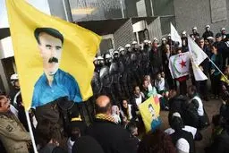 ده‌ها معترض کُرد در اعتراض به ناآرامی‌های کوبانی در پارلمان اروپا تظاهرات کردند