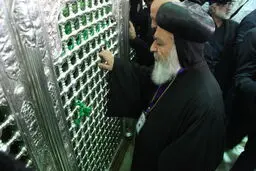 اسقف اعظم کلیسای جبل عامل به بانوی کرامت ادای احترام کرد