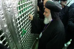 اسقف اعظم کلیسای جبل عامل به بانوی کرامت ادای احترام کرد