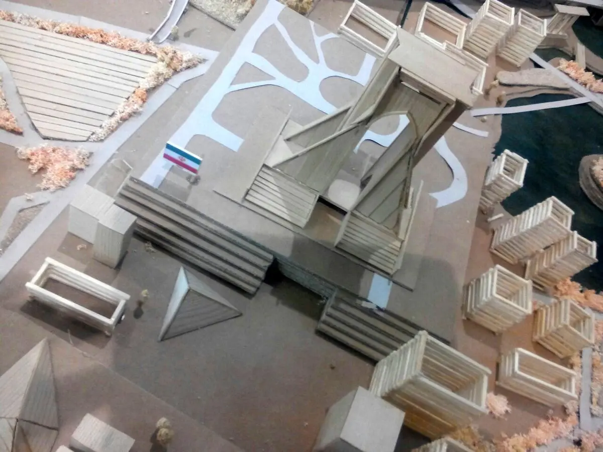 برج آزادی تهران به عنوان نماد ایران در ورودی مسابقات دو و میدانی خود نمایی می‌کند