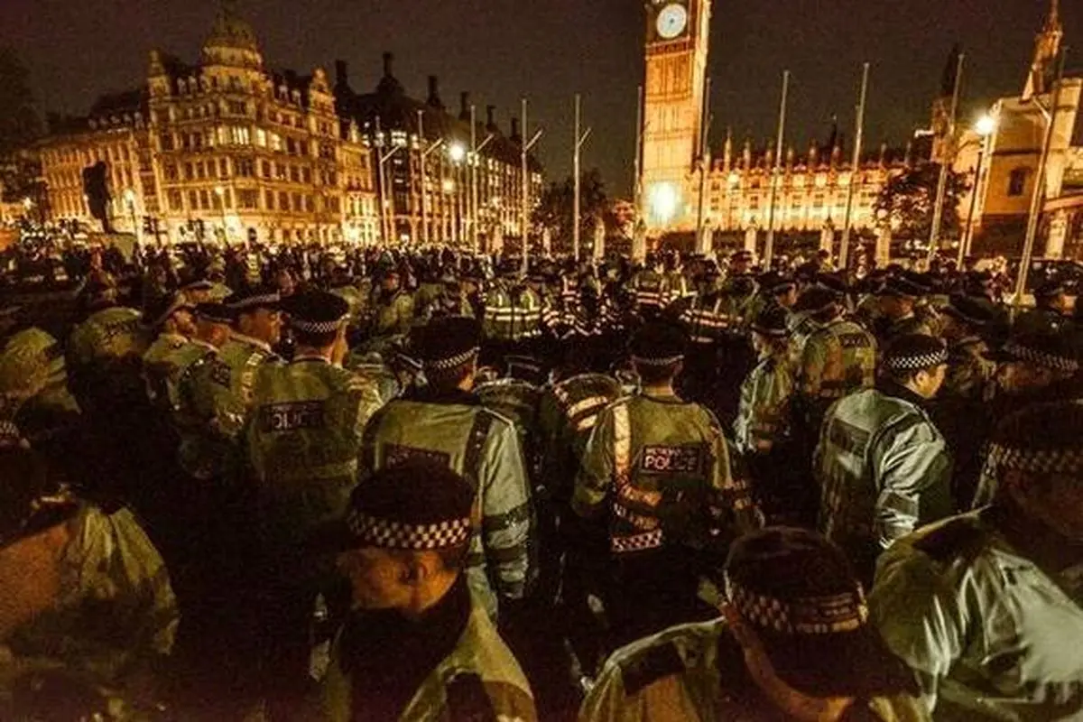 پلیس انگلیس با توسل به خشونت، به تظاهرات جنبش "اشغال دموکراسی" پایان داد