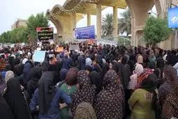 عده‌ای از بانوان در اعتراض به اسیدپاشی‌های اصفهان مقابل مجلس تجمع کردند