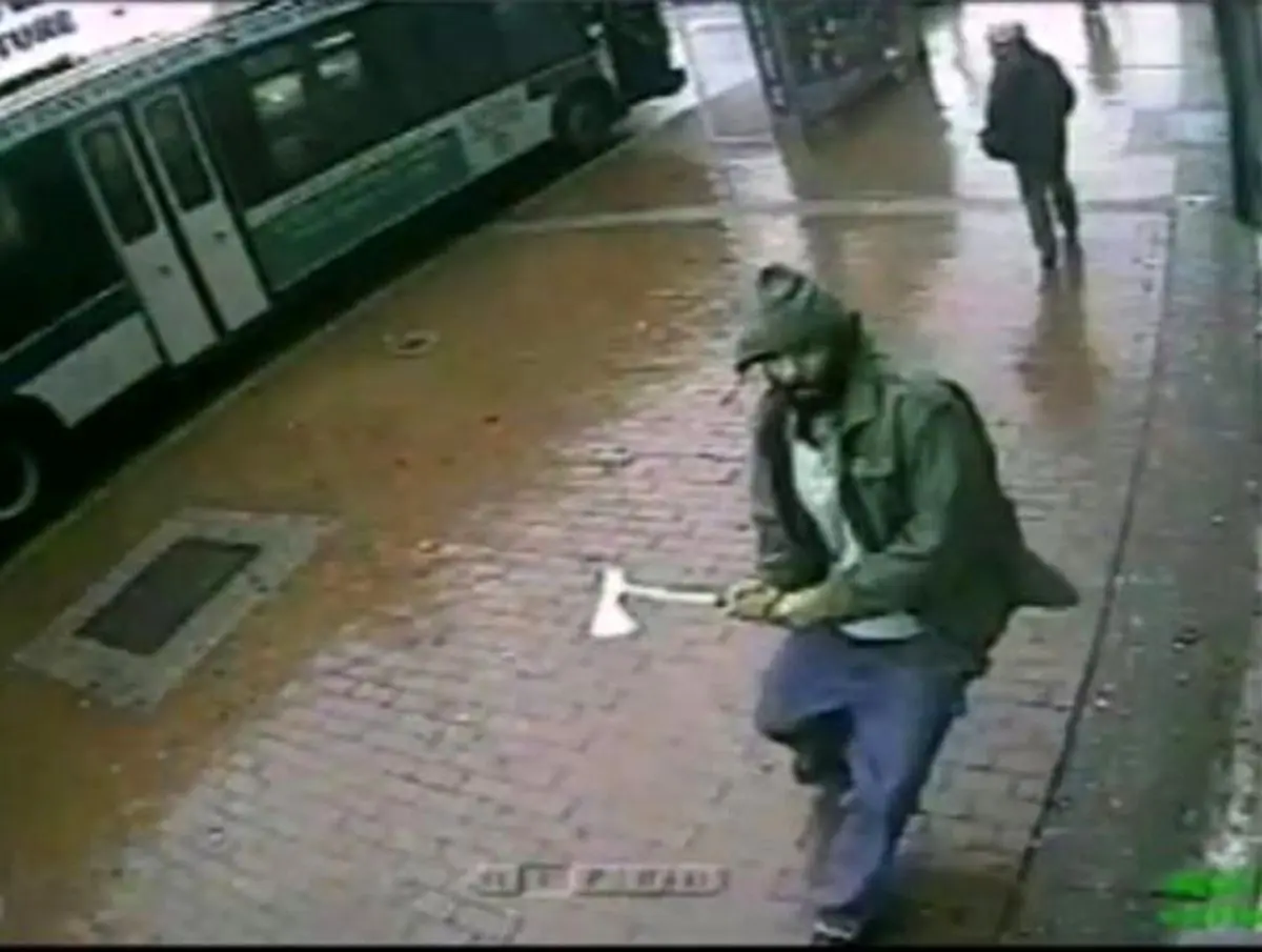 یک مظنون به عضویت در گروه‌های تروریستی به نیروهای امنیتی آمریکا حمله کرد