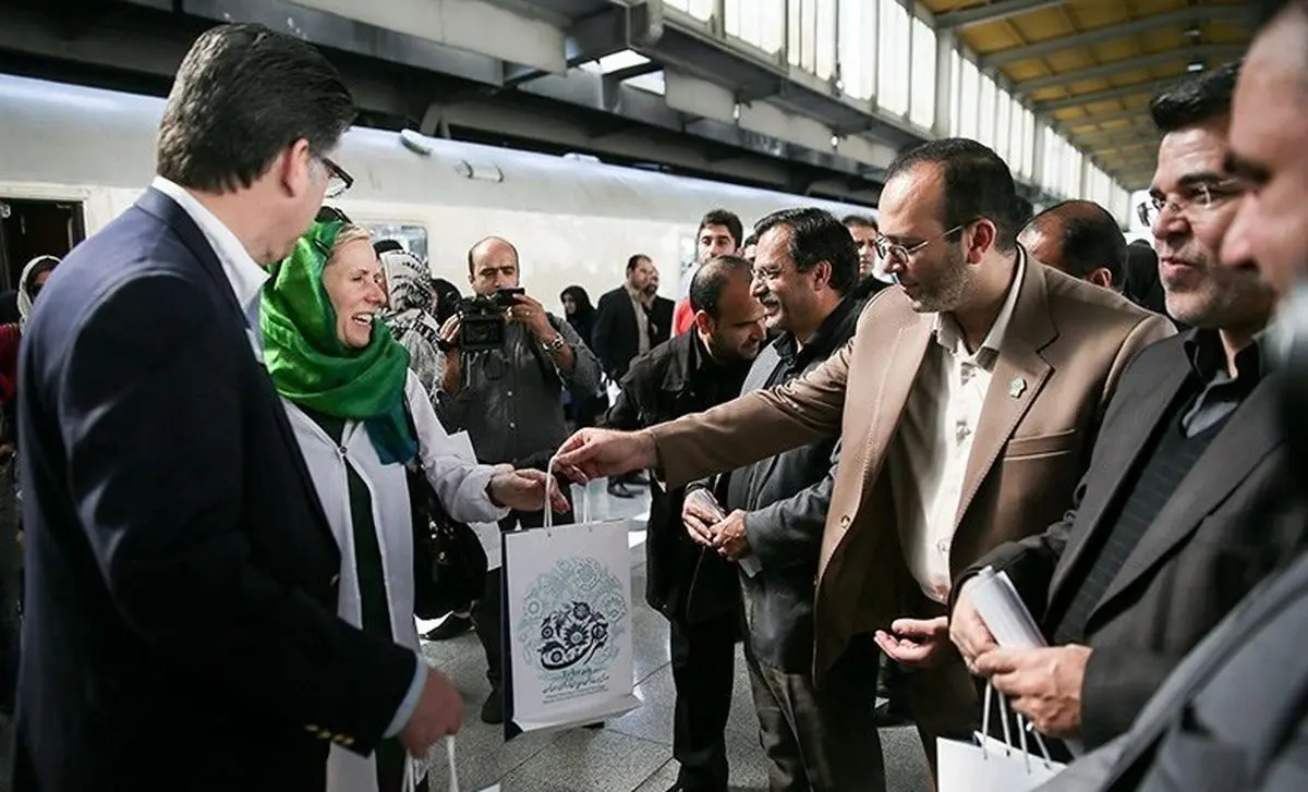 قطار گردشگران خارجی بامداد امروز وارد شهر مشهد شد