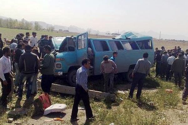 واژگونی مینی‌بوس در مهران یک کشته و ۱۳ مصدوم برجای گذاشت