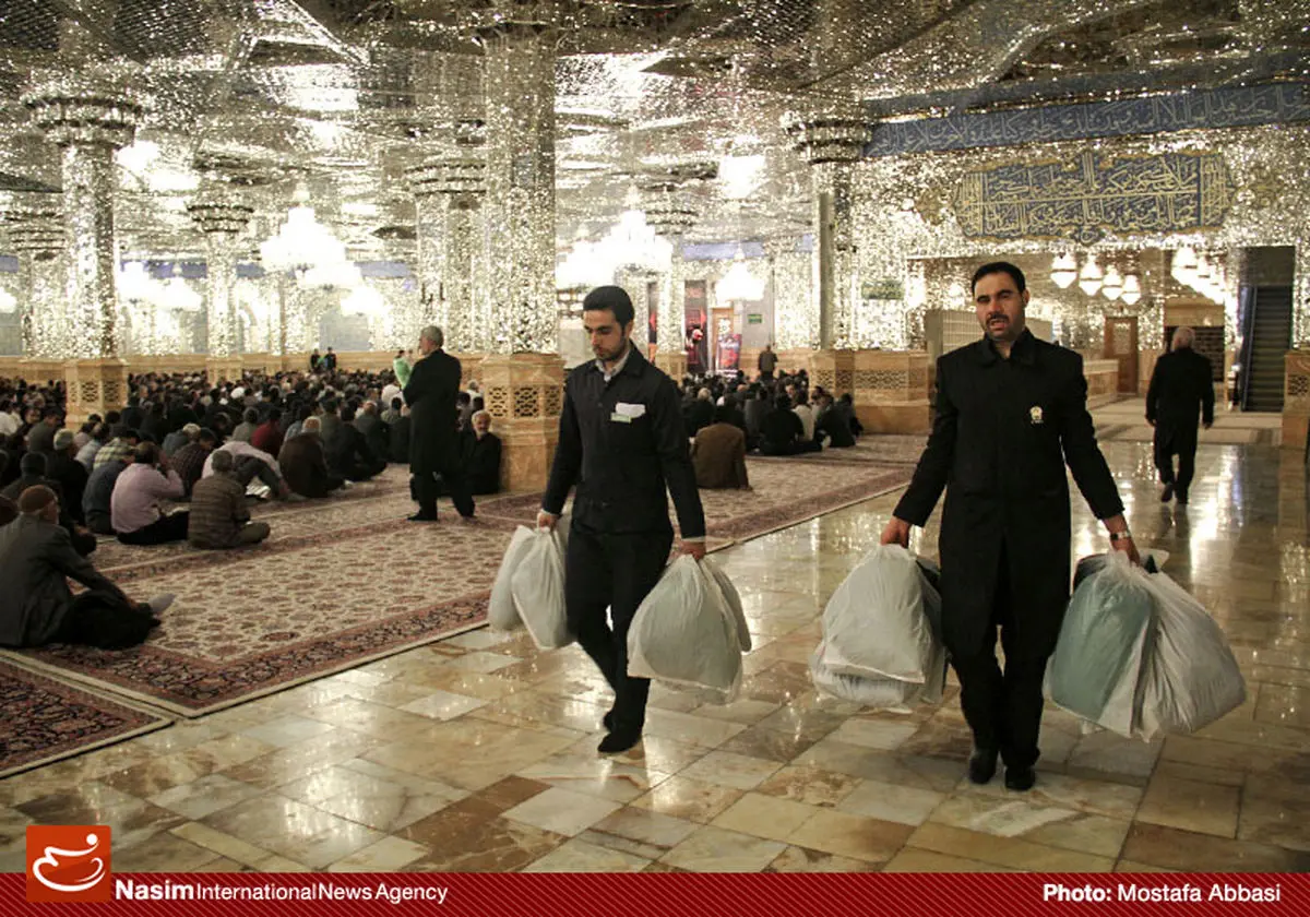 عکس خبری:: اهدای پرچم‌های عزاداری محرم به هیئات مذهبی کشور