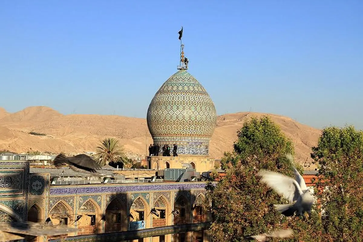 پرچم عزای امام حسین(ع) بر فراز گنبد شاهچراغ(ع) به اهتزار درآمد